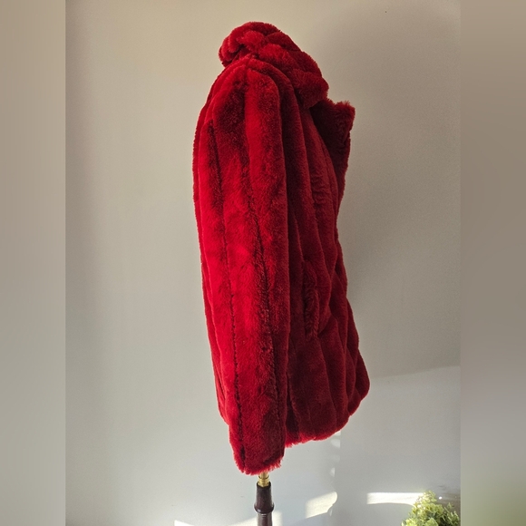 MINKPINK reddish pink (burgundy) soft, textured faux fur coat. XS - Picture 5 of 12